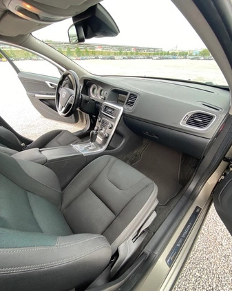 Volvo V60 cena 31000 przebieg: 251000, rok produkcji 2010 z Warszawa małe 191